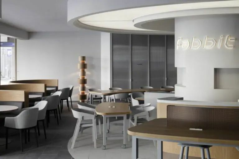 共有部_コワーキングスペース。気分に合わせて席を選べる、自由な作業空間となっています。