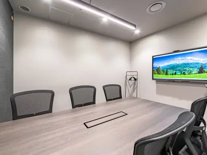 共有部_会議室。来客対応や打ち合わせ、大切な商談におすすめです。※画像はイメージです。©bizcomfort