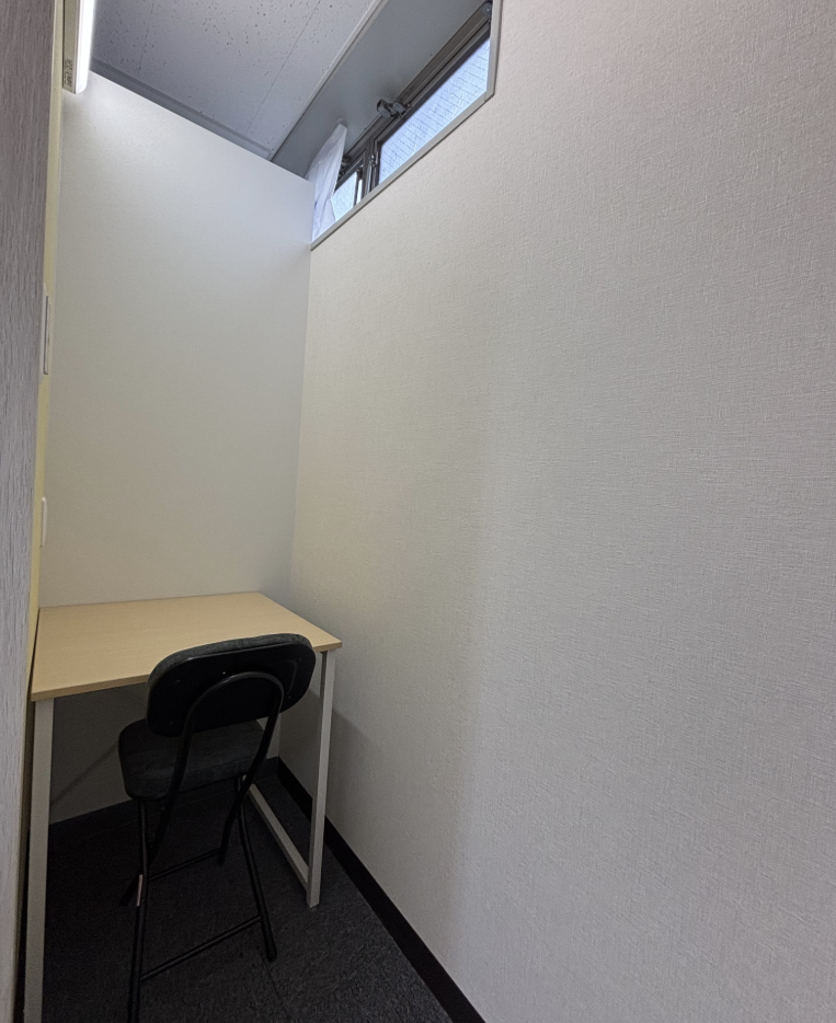 専有部_個室。家具、インターネット環境完備です。