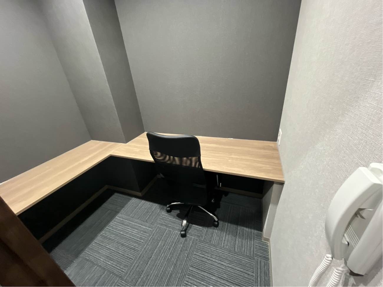 専有部_個室。家具、インターネット環境完備です。