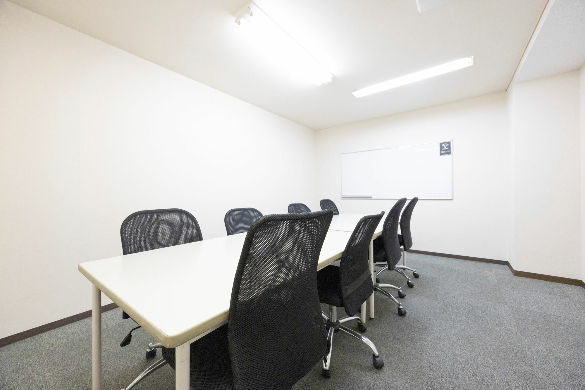 共有部_会議室。毎日1時間まで無料で利用できます。