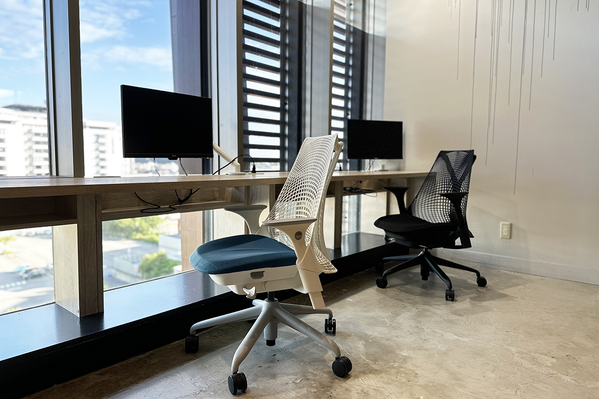 長時間の作業には体に負担をかけないエルゴノミックチェア。軽い打ち合わせはハイテーブルとスツール。リフレッシュにはソファやバランスボールなど howliveの家具はレイアウトと目的に合わせて慎重にセレクトしています。