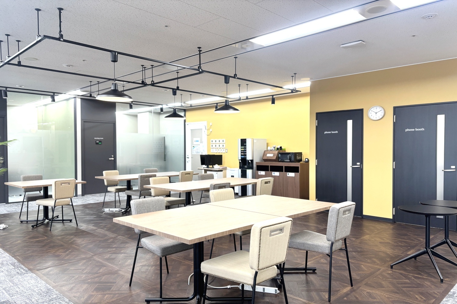 共有部_コワーキングスペース。自由な席で作業ができます。
