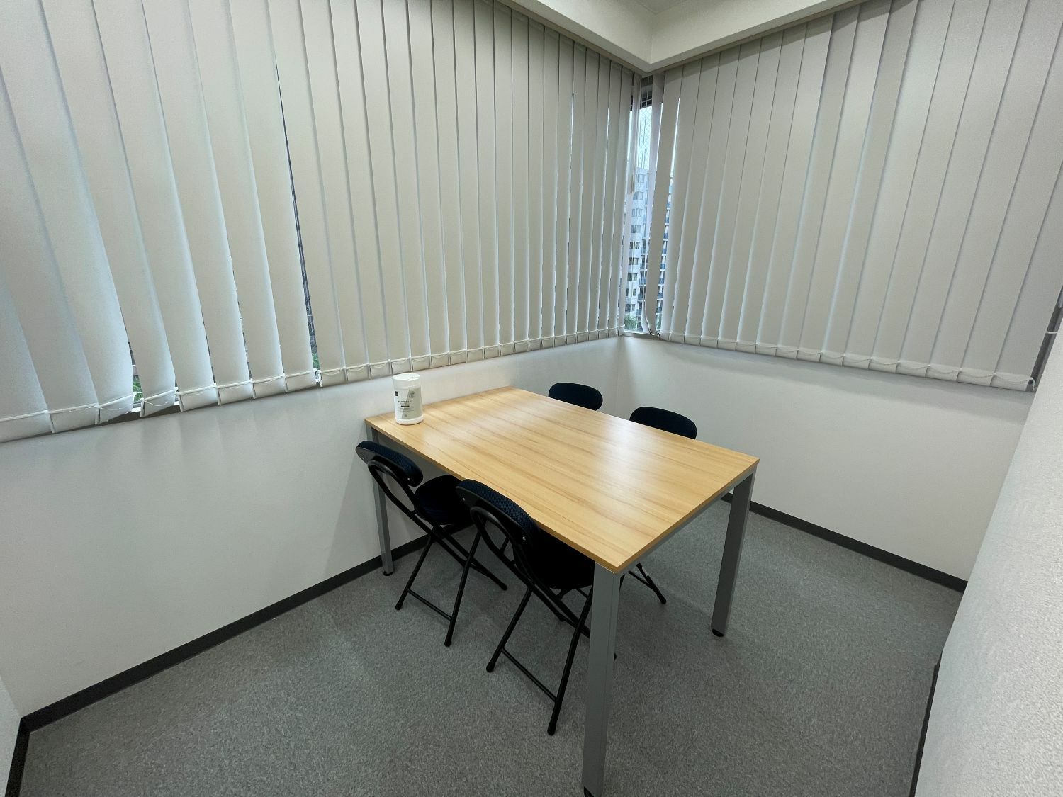 共有部_会議室。月10時間まで無料で利用可能です。