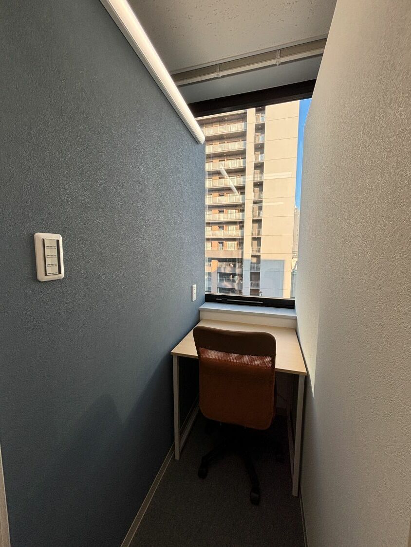 専有部_個室。家具、インターネット環境完備です。