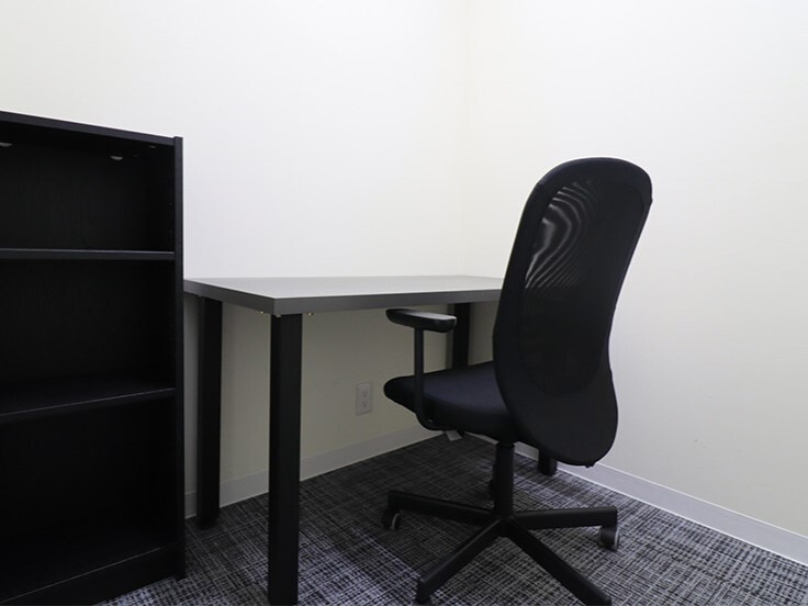 個室_家具付きで電気代も固定、無料でインターネットをご利用いただけるコストパフォーマンスに優れたオフィスです。