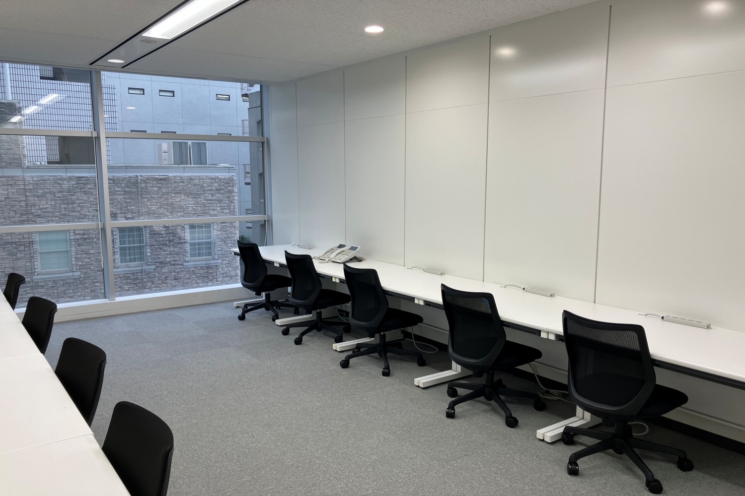 個室_9名用個室。ビジネスの成長に合わせて大きな部屋に移ることも可能です。