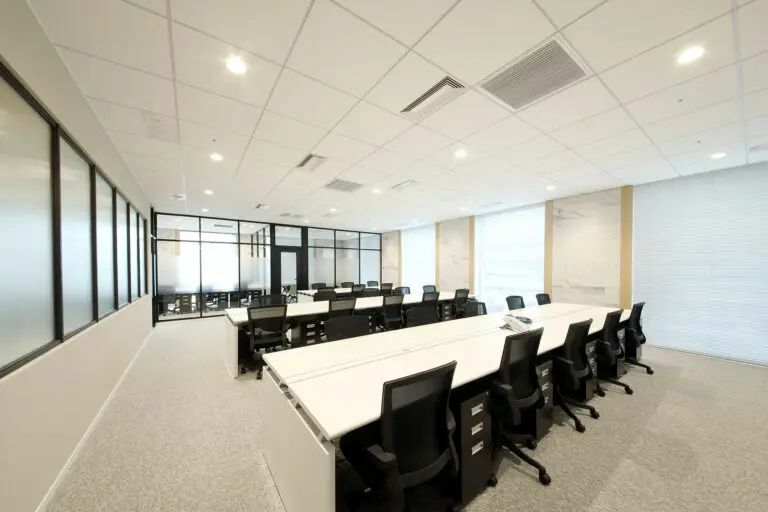 専有部_個室。家具付き、インターネット環境完備ですぐにビジネスをスタートできます。