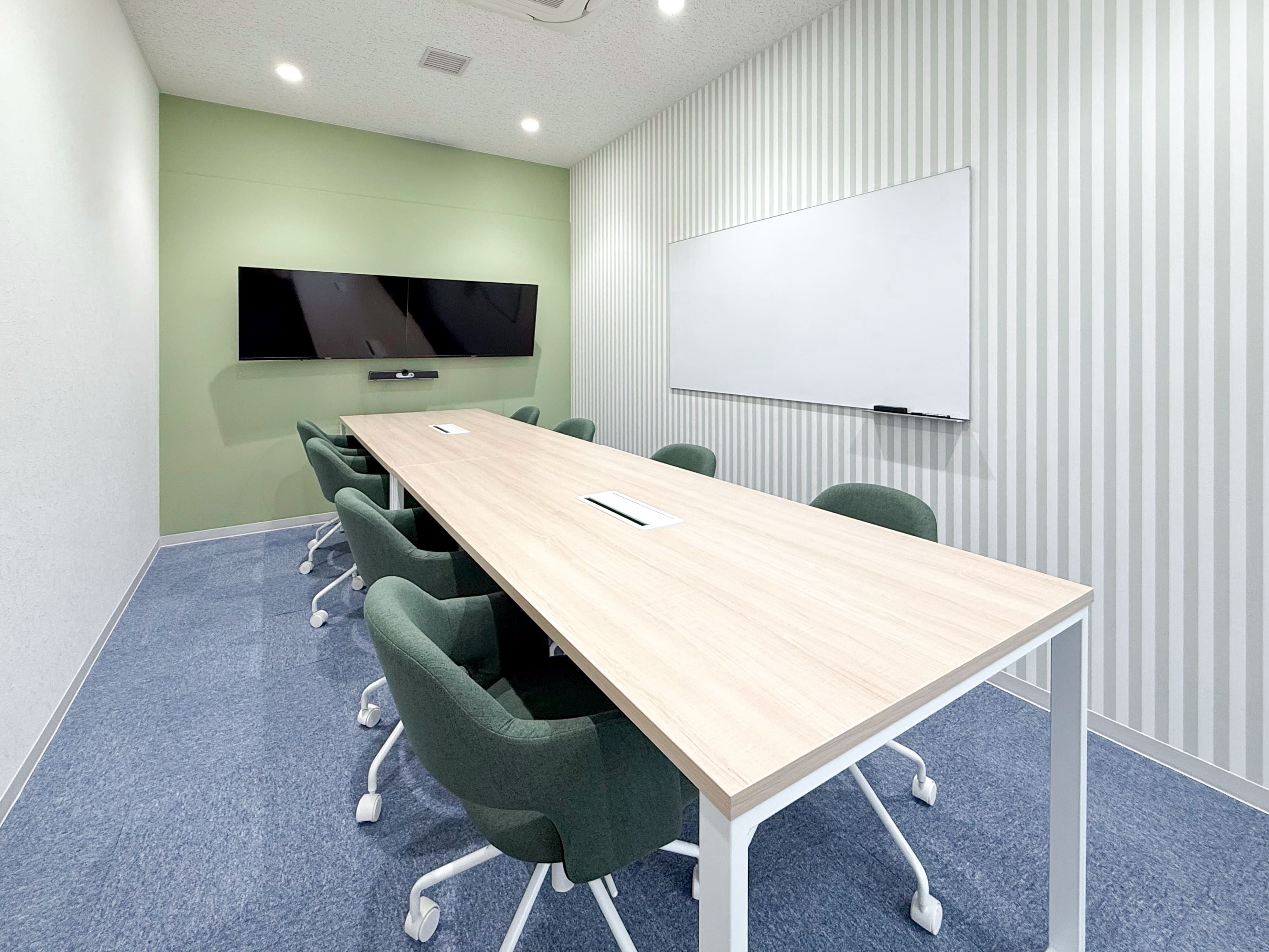 貸会議室｜1時間550円から使える会議室。複数モニター設置なので、WEB会議はもちろん、ゲストを招いてのプレゼンテーションにも。