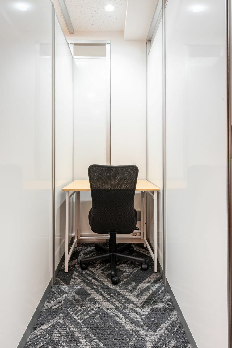 専有部_個室。個室内はデスク・椅子つきです。