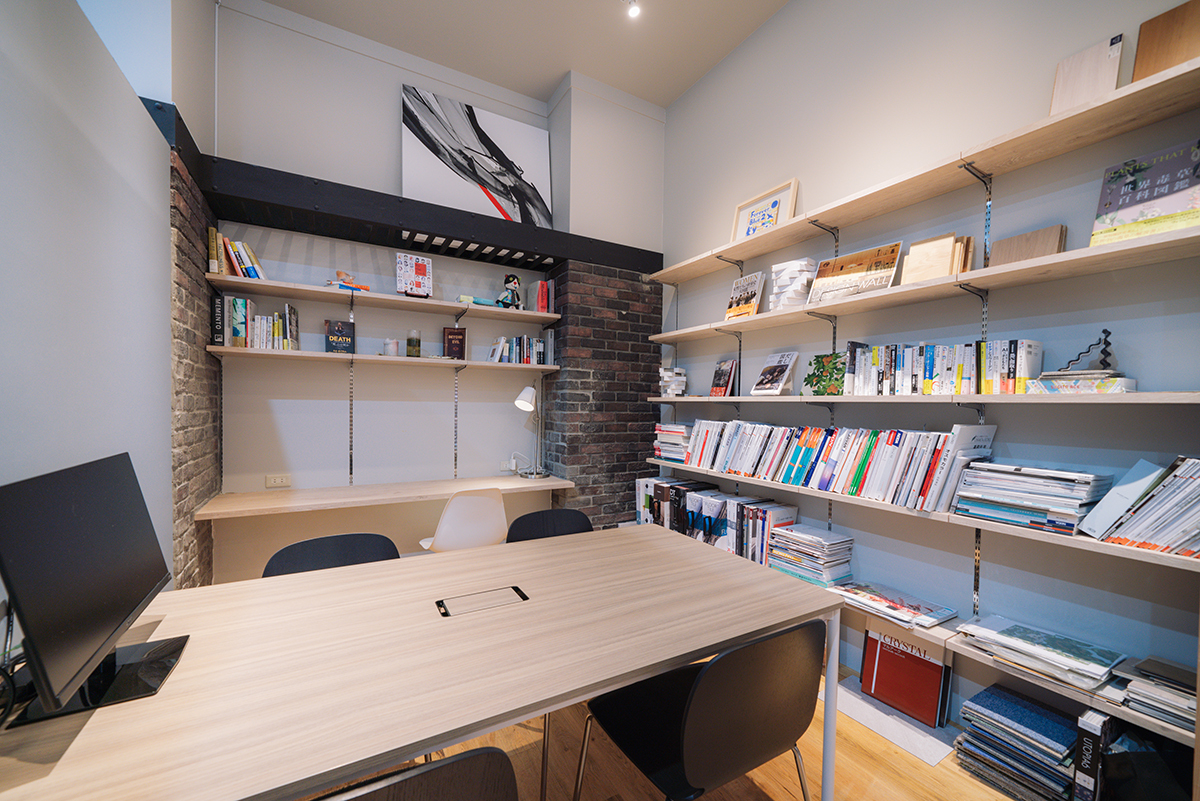 個室内（レイアウトイメージ）壁側の棚、センターテーブル、４名分のチェアはお付けします。