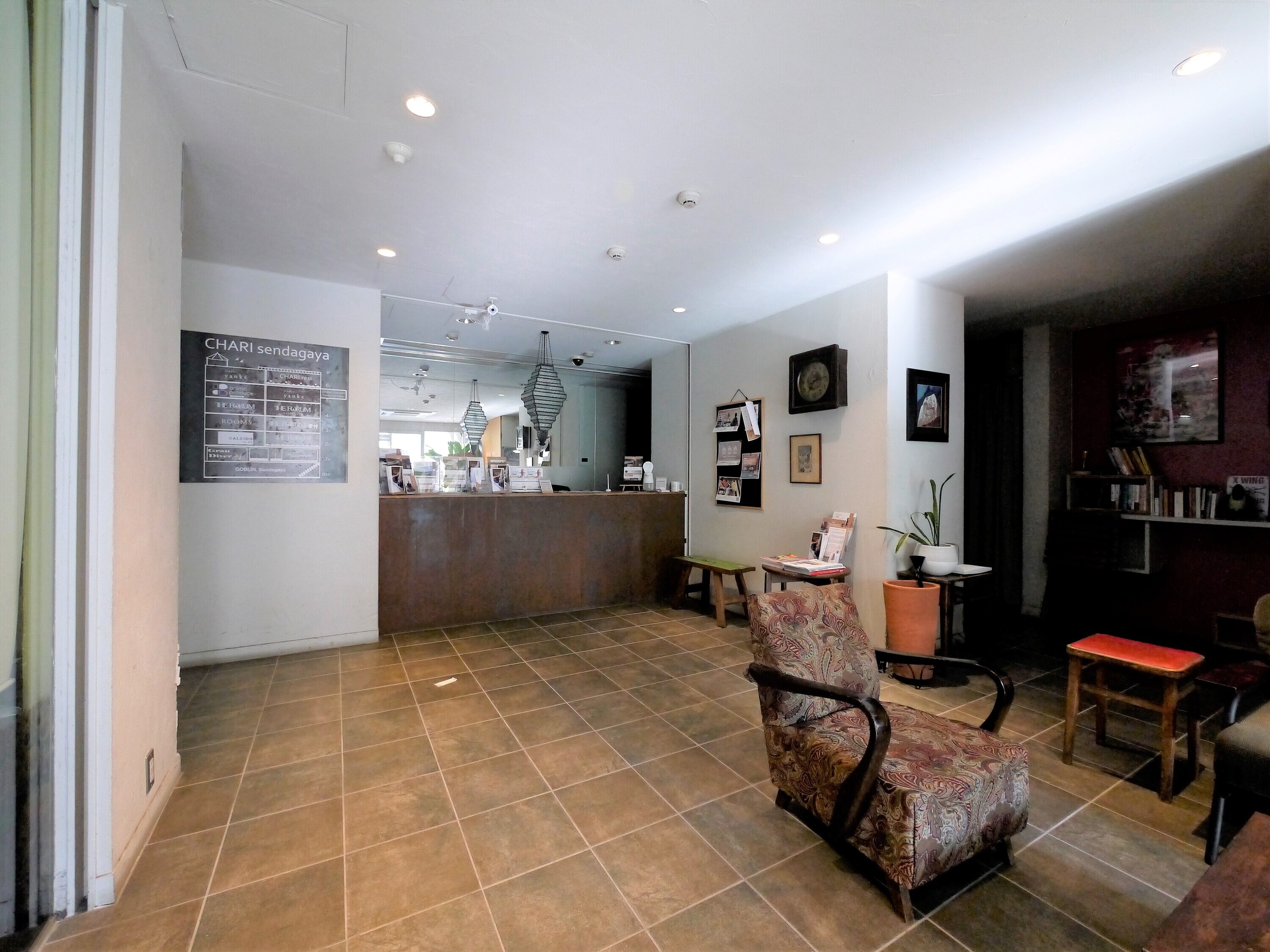 エントランス内のソファーもビンテージ感たっぷりです