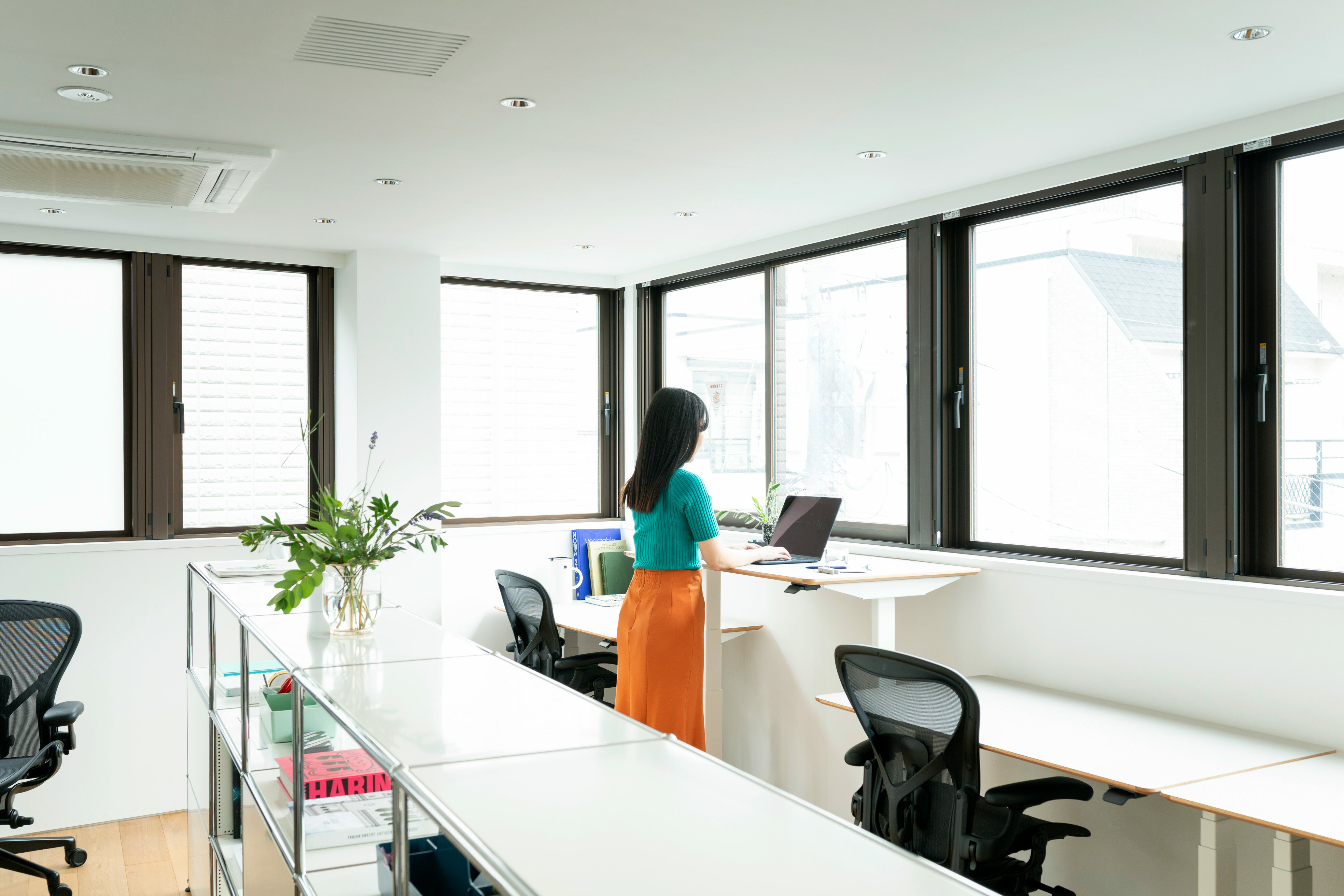 オリジナルの昇降式デスクとアーロンチェア、USMハラーの家具付き