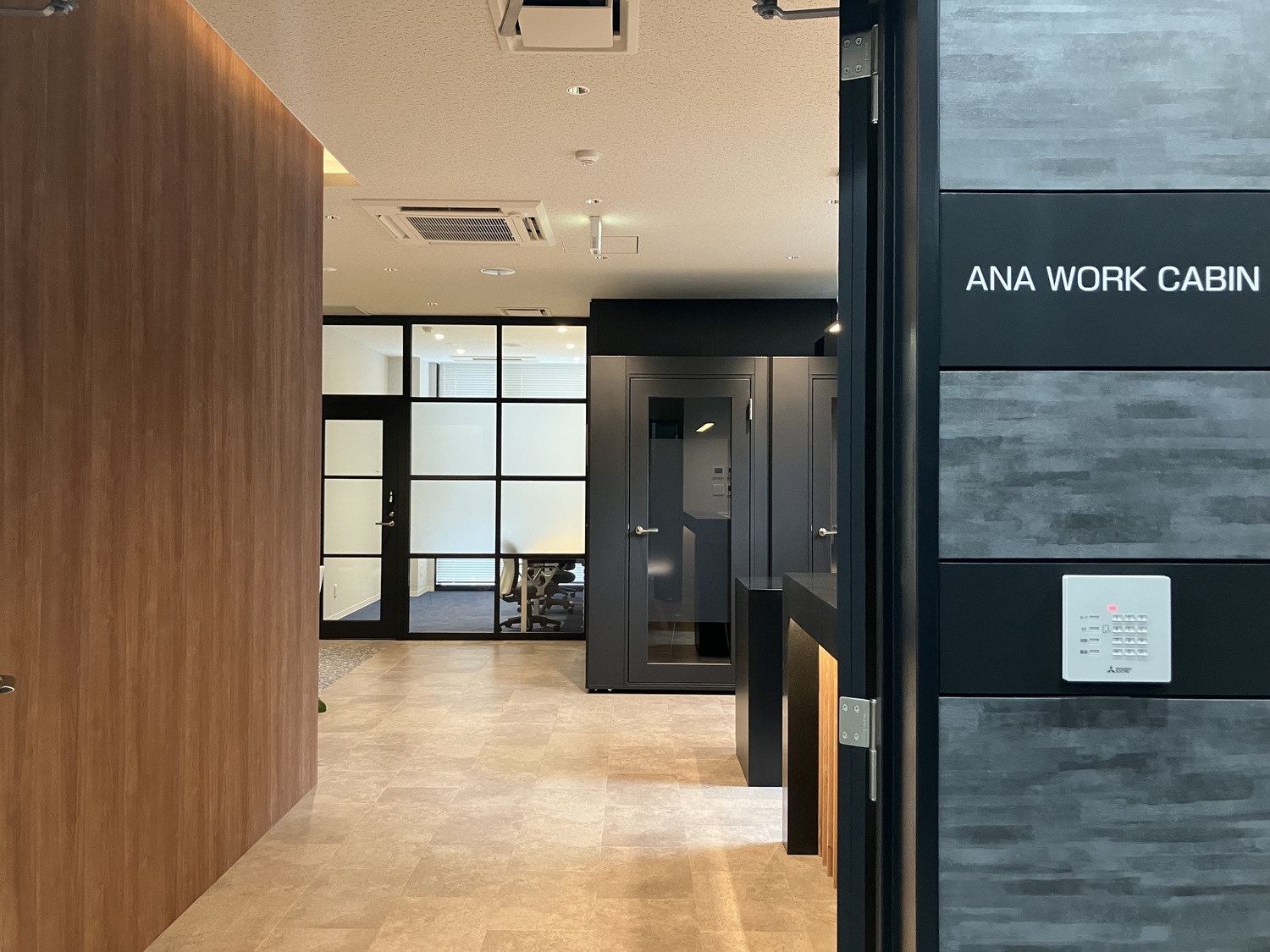 共用部_3階入口。24時間利用できます。