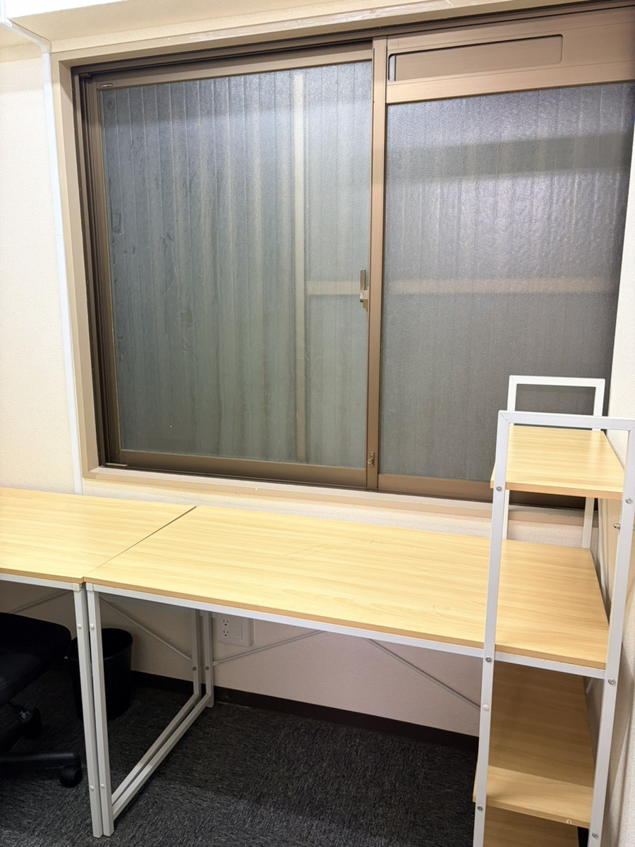 窓ありの二人部屋です。
