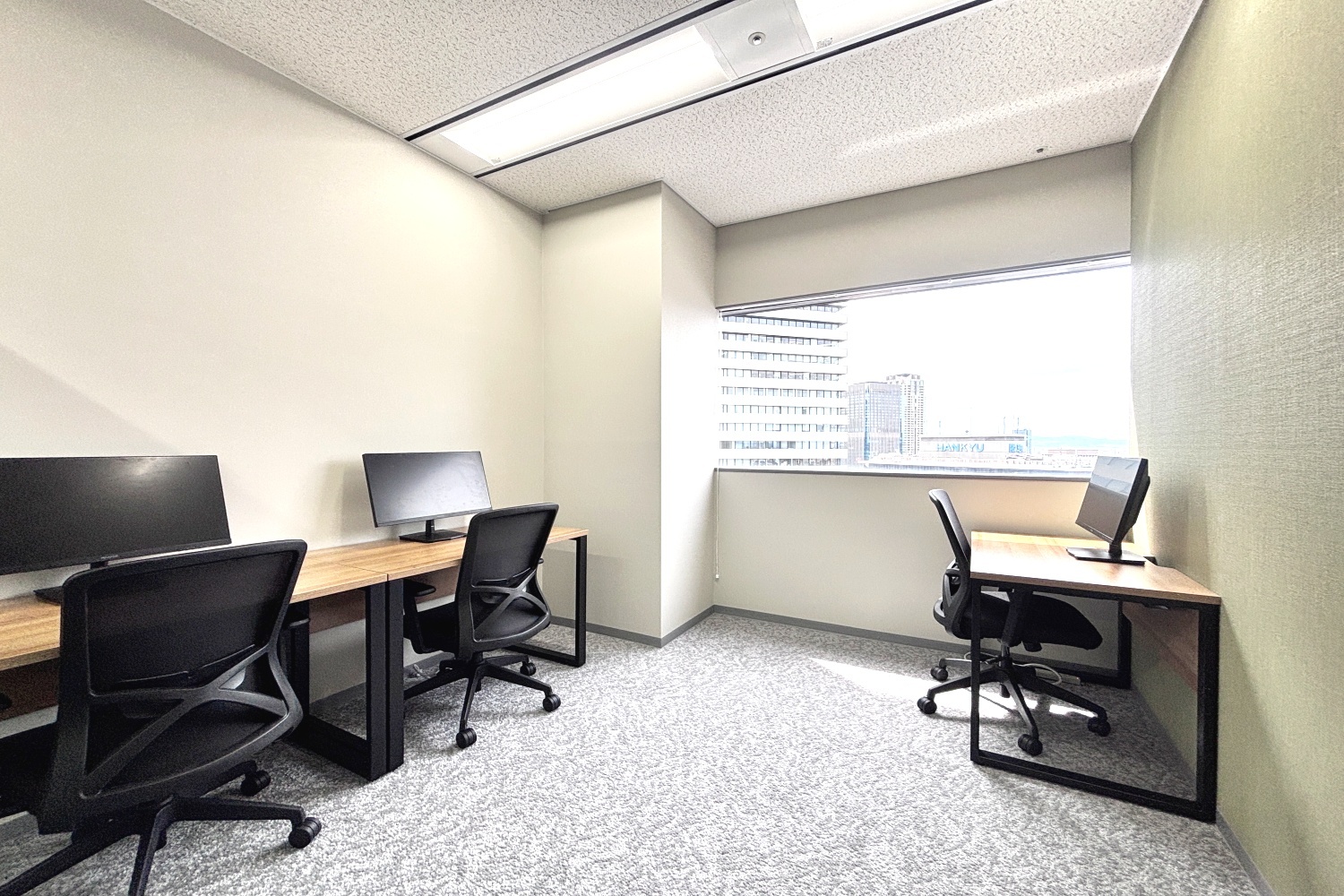 専有部_個室。自然光が入る窓有りのお部屋です。