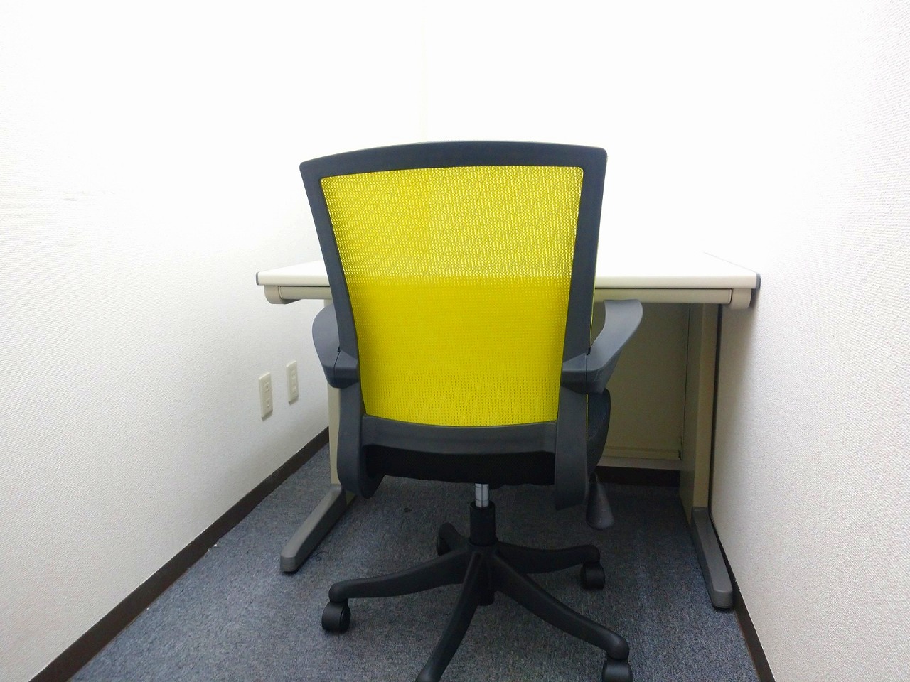 レンタルオフィス新横浜_1名部屋の一例_窓無_