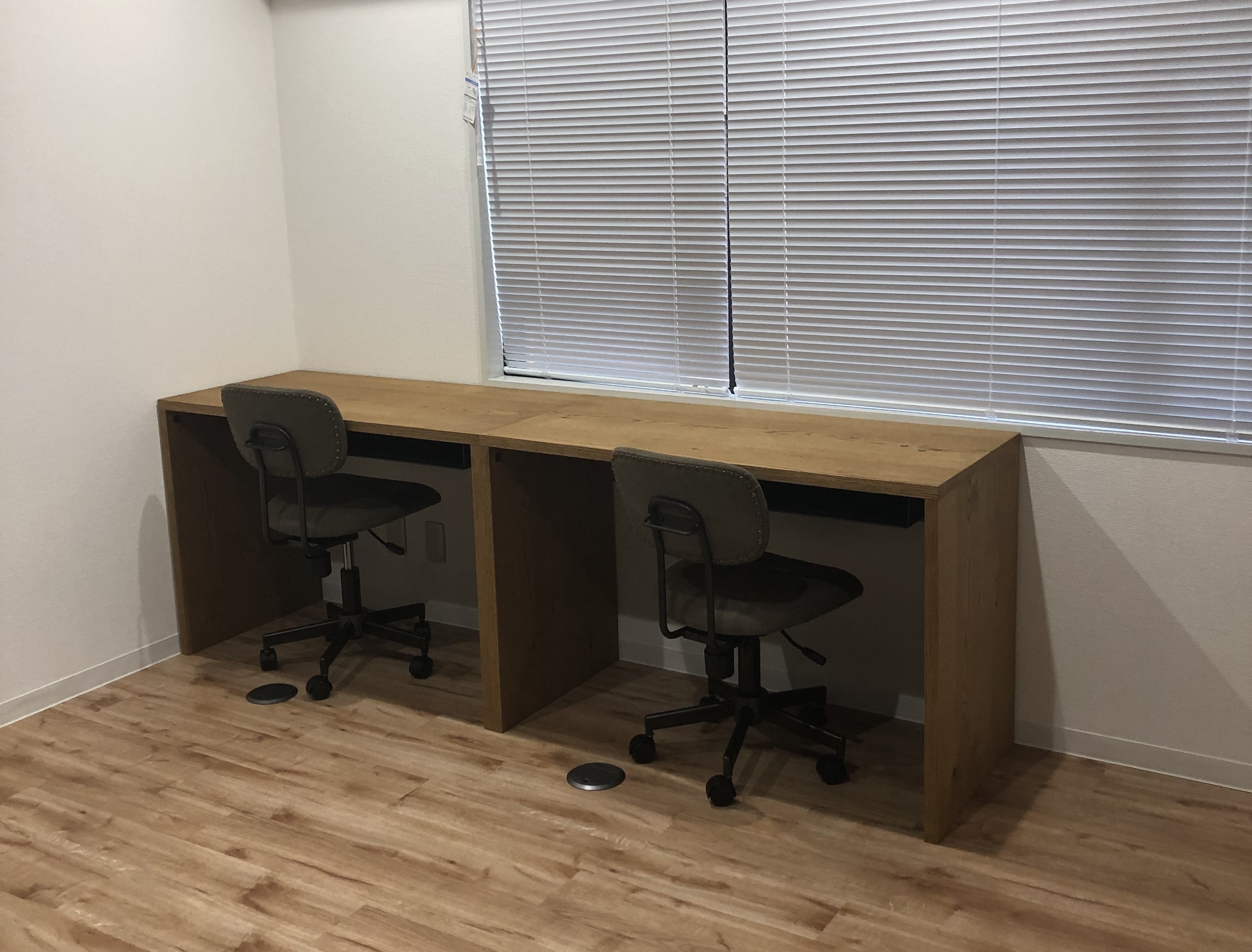 個室_4名用の家具備え付けのオフィススペースです