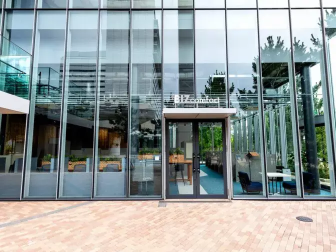 外観_市場前駅から徒歩1分に位置しています。