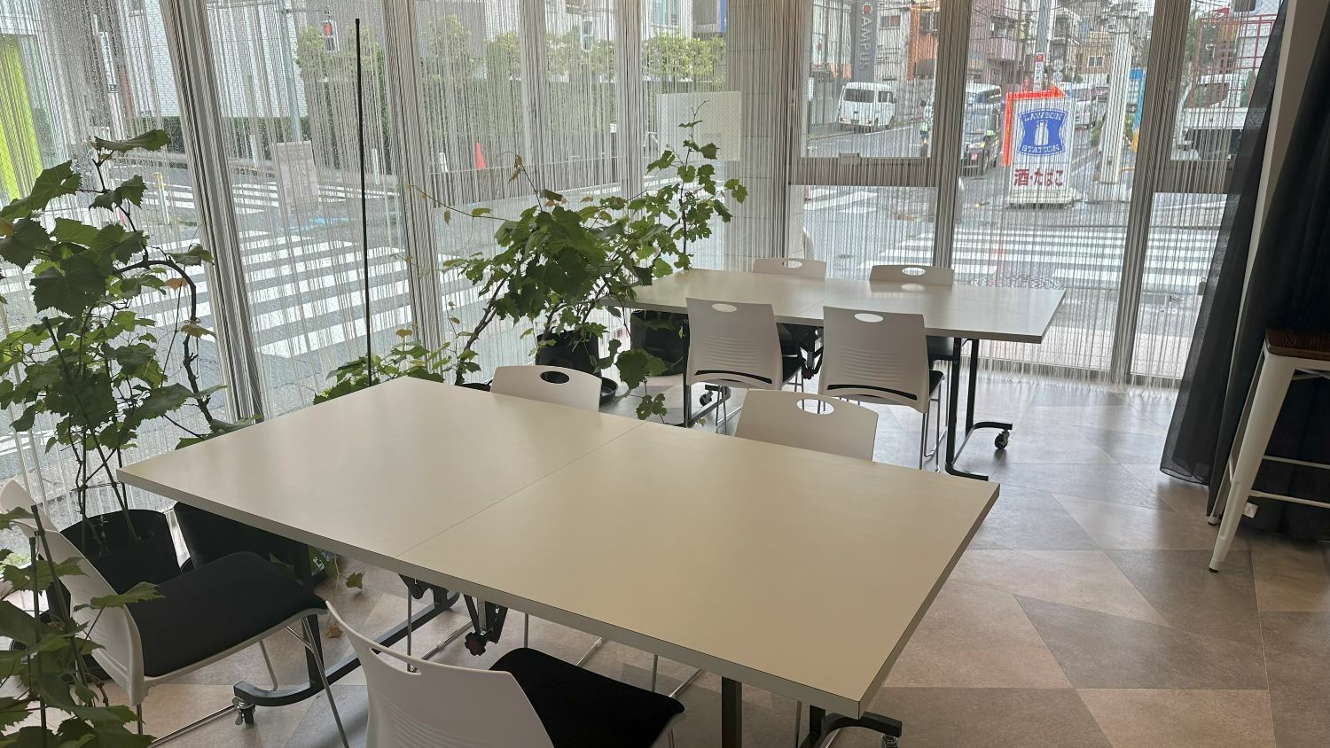 共有部_コワーキングスペース。気分に合わせて席を選べる、自由な作業空間となっています。