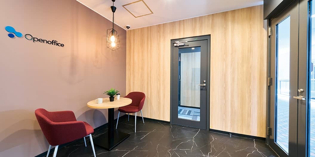 共有部_ビジネスラウンジ。仕事中のリフレッシュや来客などにも利用可能です。※画像はイメージです。©Regus