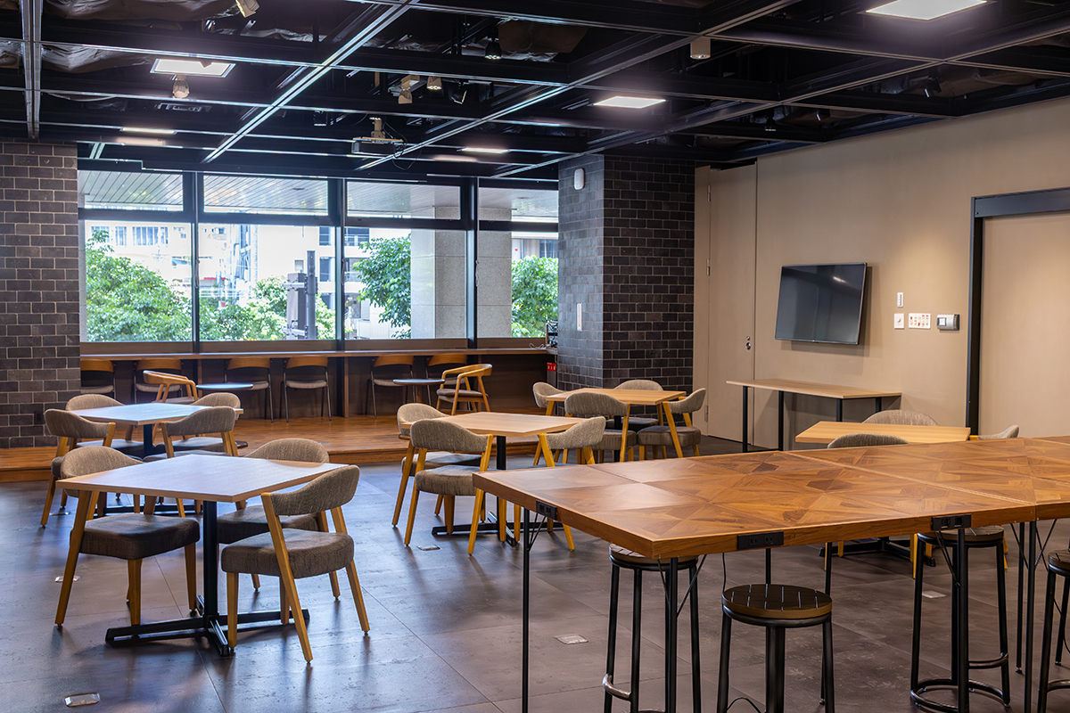 コミュニティエリア_ゲスト打ち合わせ、雑談、リフレッシュをするためのエリア。店舗により、ソファ、キッチン、キャンピングチェアなどバラエティある空間です。