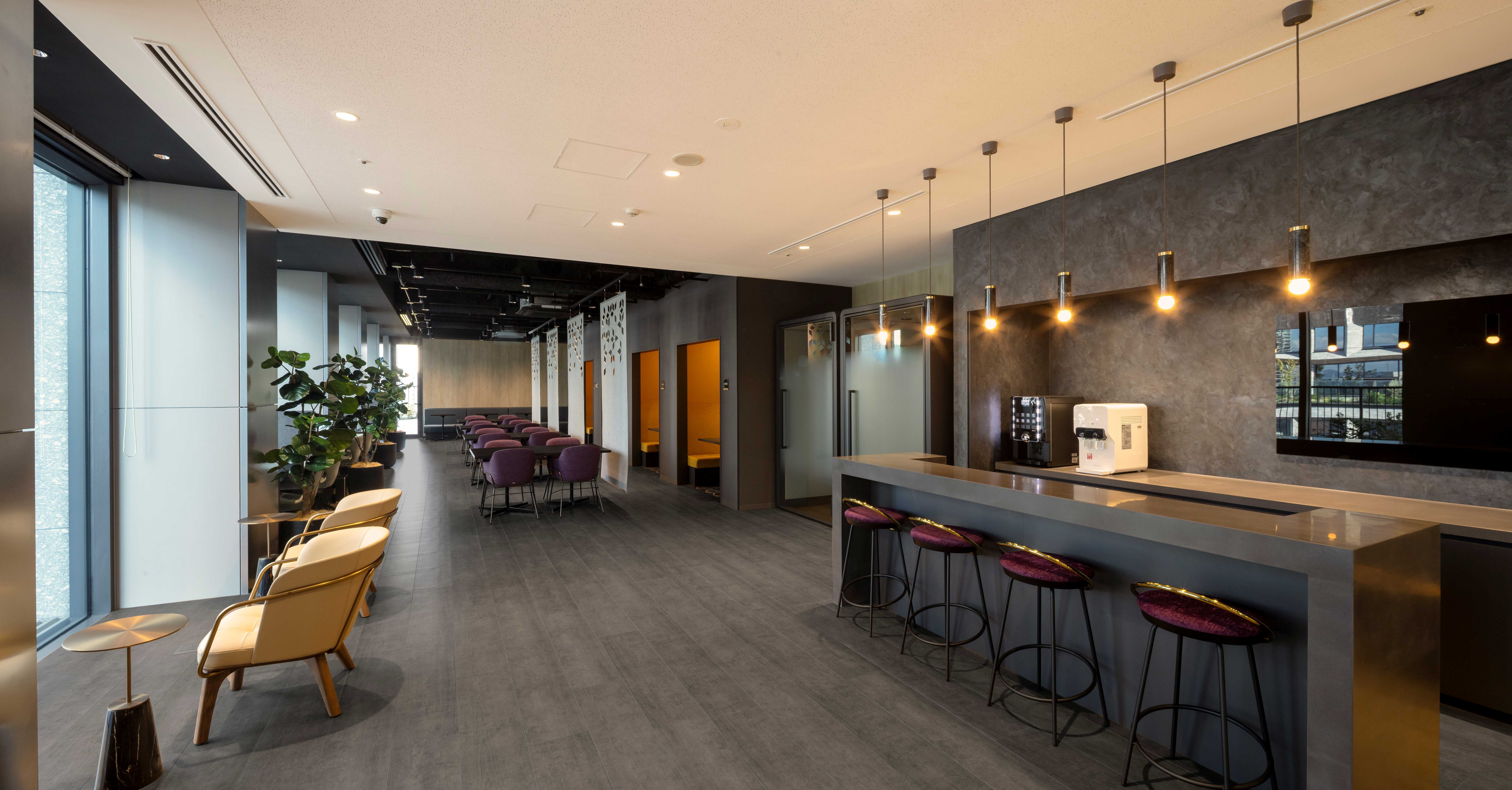 共有部_10階ラウンジ。フリードリンクが用意されています。