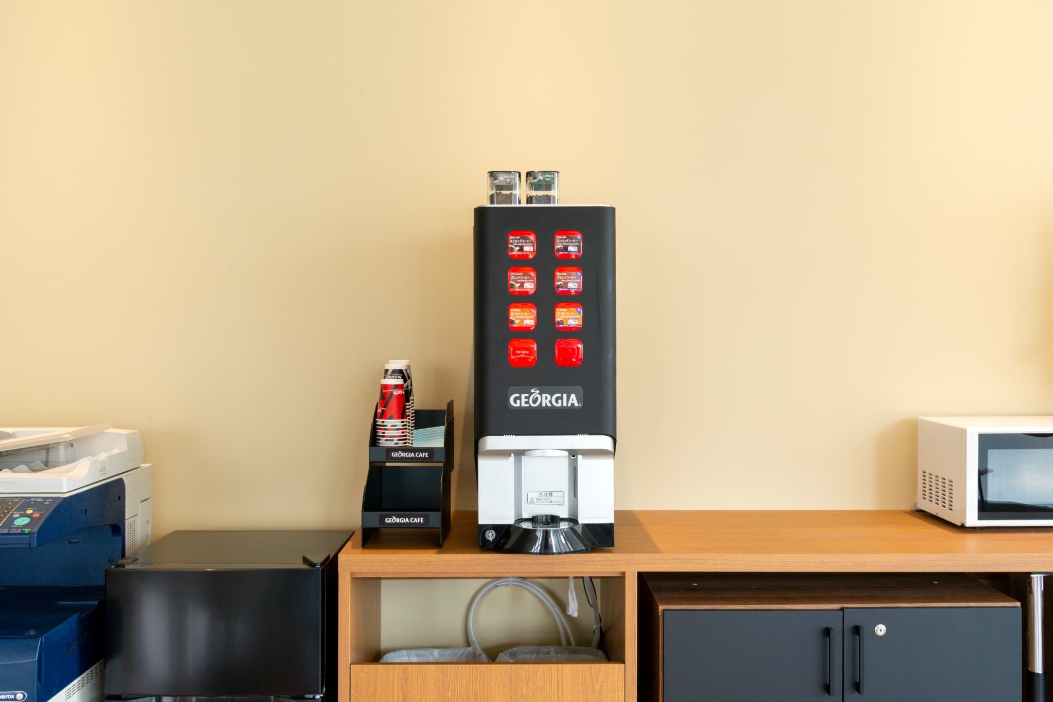 コーヒーサーバー｜豆から引くタイプのプレミアムコーヒーが無料。仕事の合間のリフレッシュにはもちろん、ゲストにも喜ばれます。