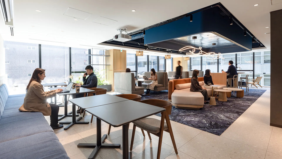 共用部_ラウンジ。自身の仕事内容に合わせ自由にワークスペースを選択できます※画像はイメージです。ⒸH1O