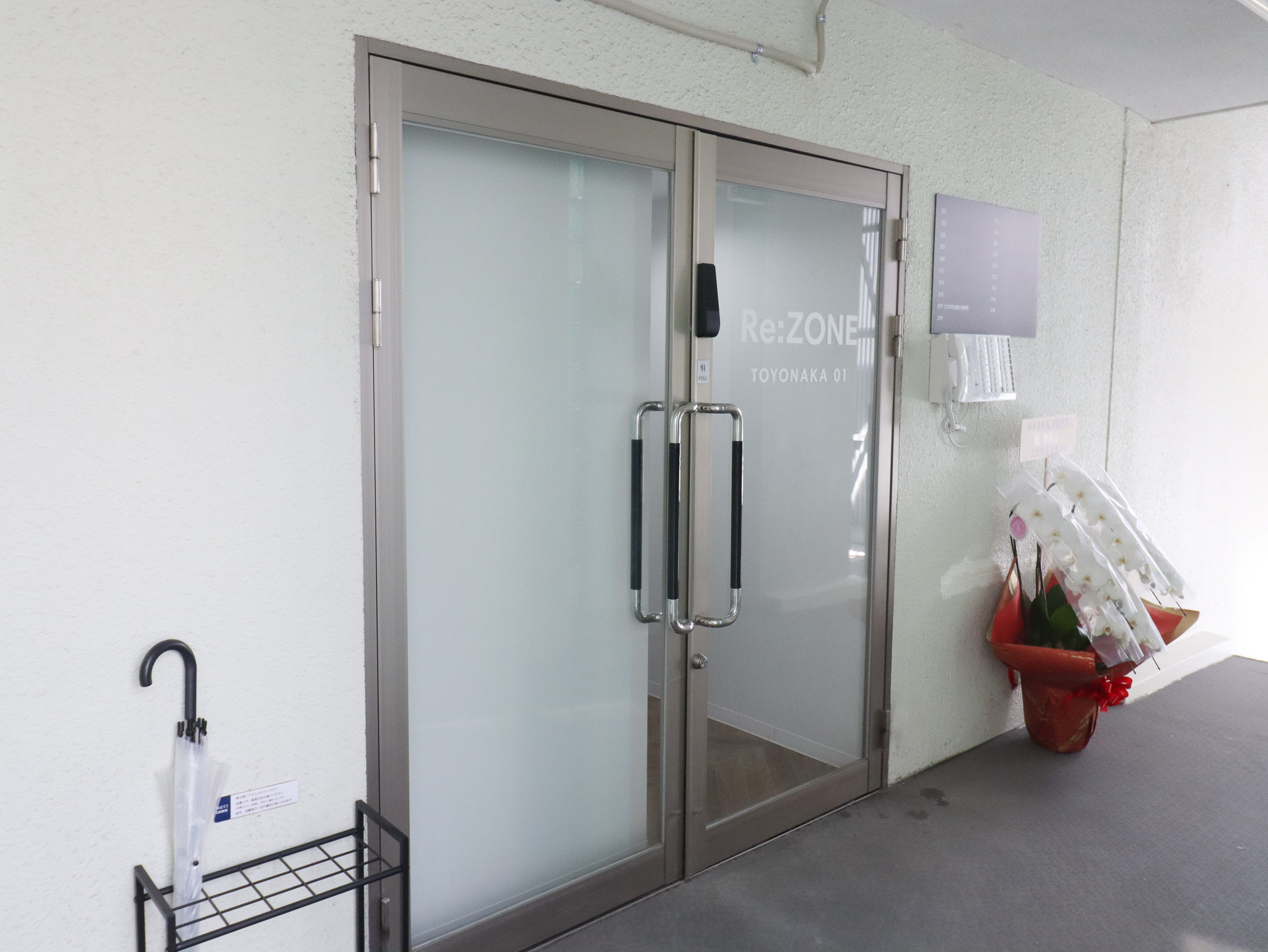 外観_入口。豊中駅から徒歩1分に位置しています。