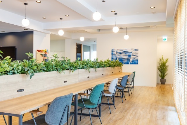 広々としたコワーキングスペース。幅広い用途でご活用いただけます。