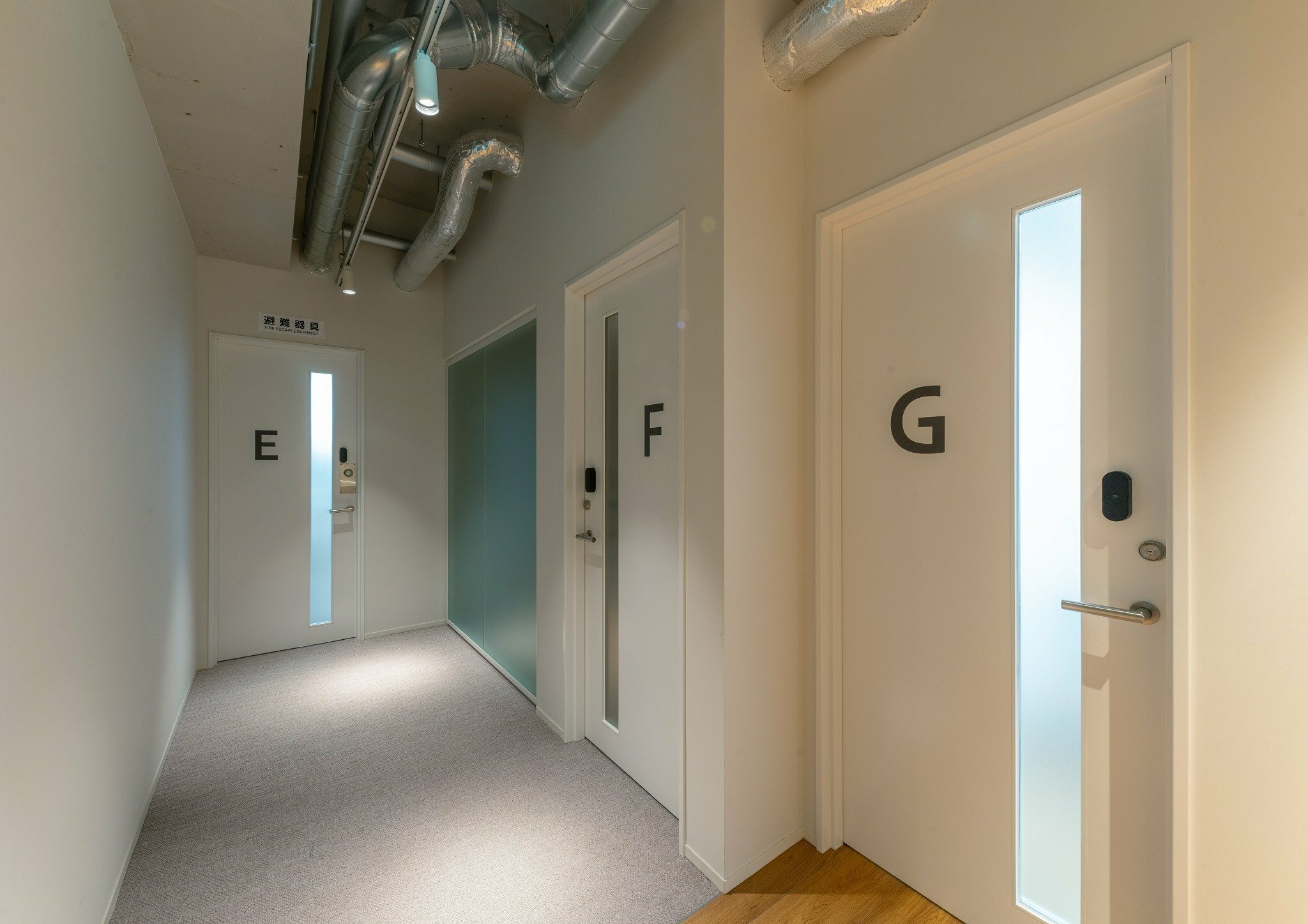 F室前通路_compressed