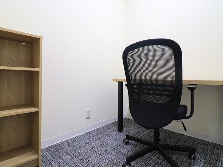 個室_プライバシーが確保された機密性の高い作業スペースで、周りの目を気にせず作業に没頭することができます。