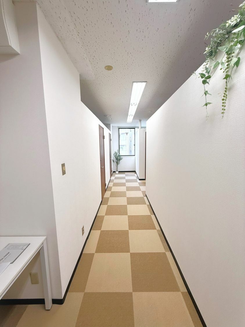 共有部_廊下。個室オフィスは施錠可能となっています。