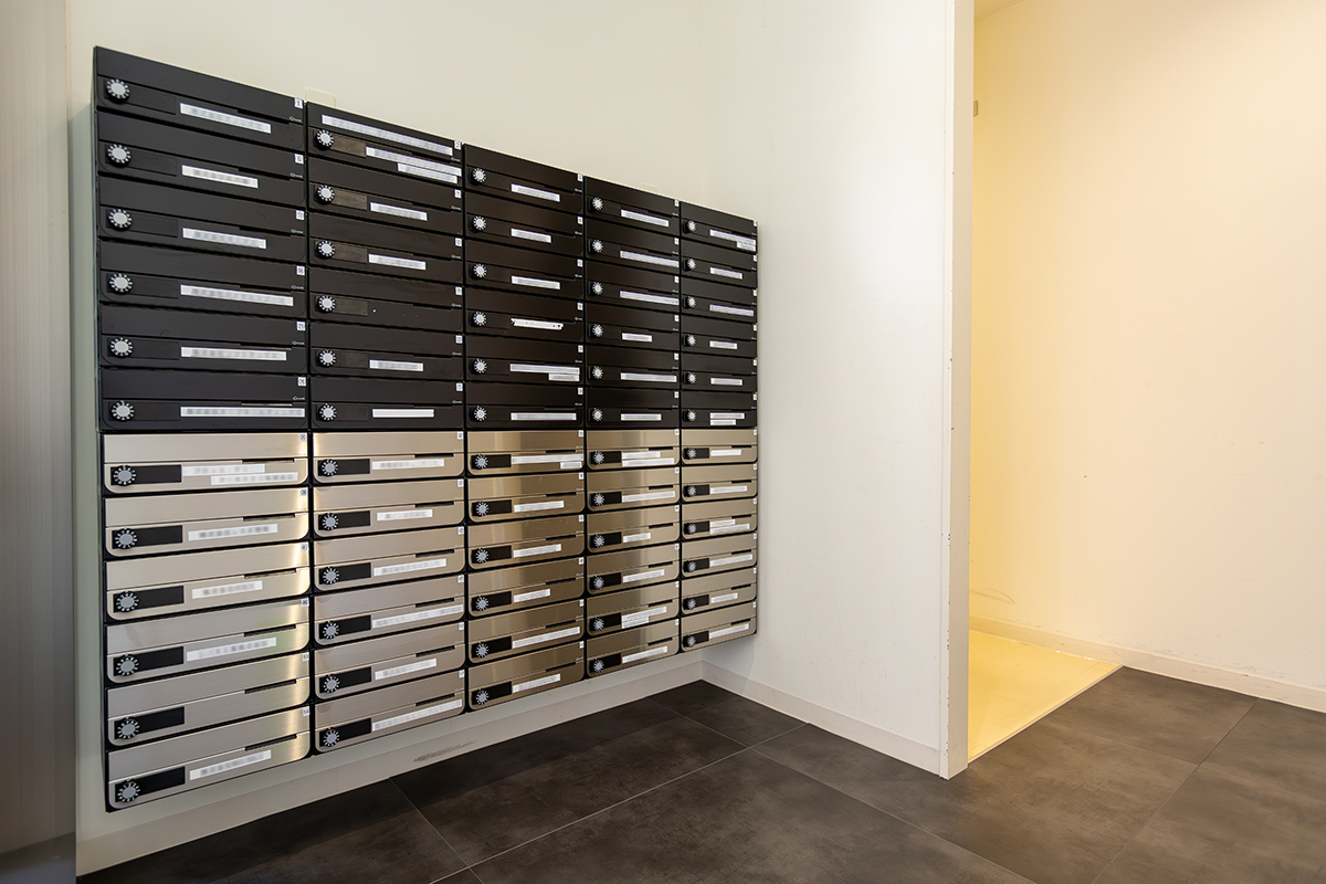 郵便ポスト_個室プランおよびバーチャルプランをご契約のお客様には、専用の郵便ポストをご用意しております。 また、デスクプランのオプションである「登記オプション」をご利用の場合は、集合ポストをご利用いただけます。