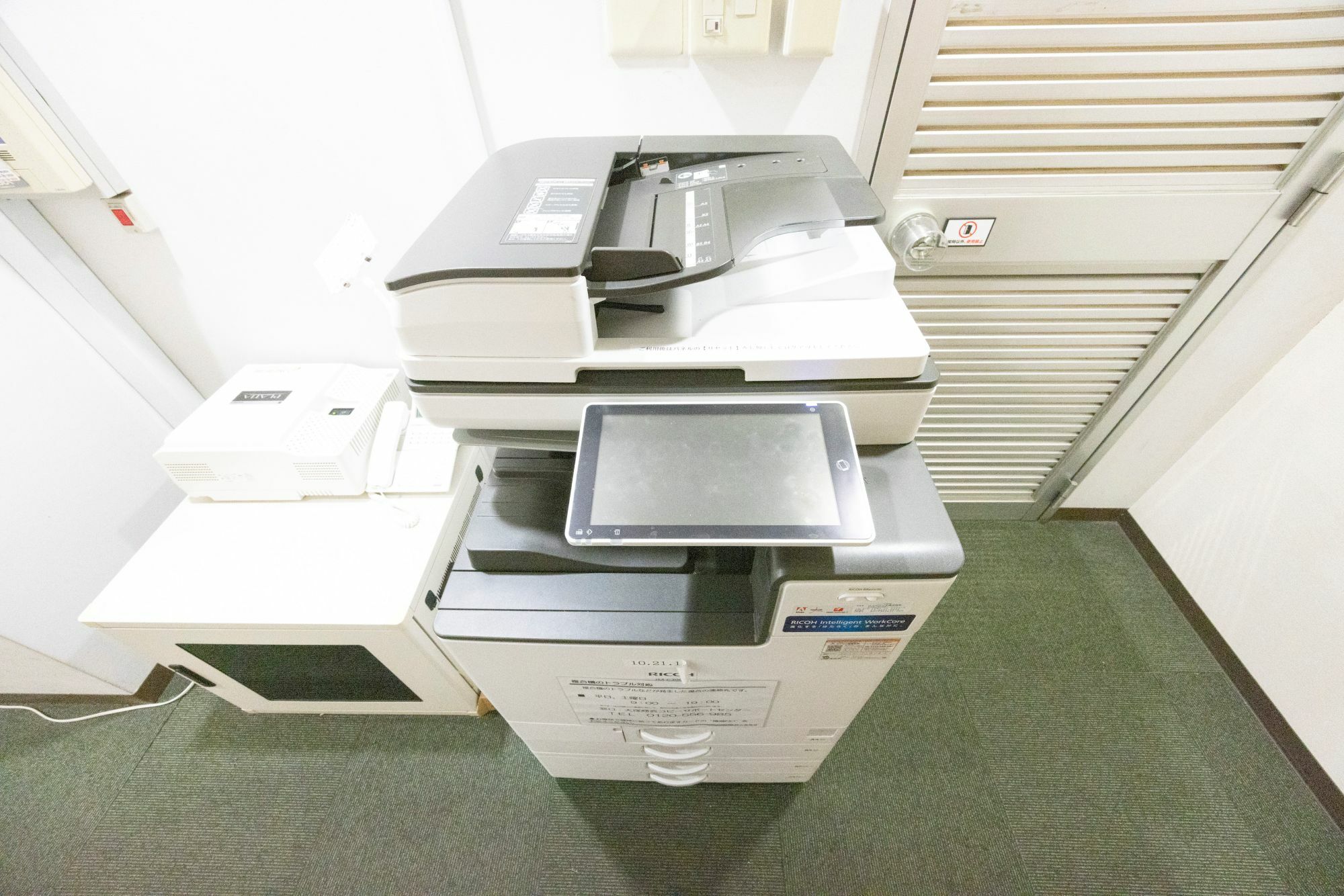 その他_複合機。毎月白黒100枚、カラー20枚が無料で印刷できます。