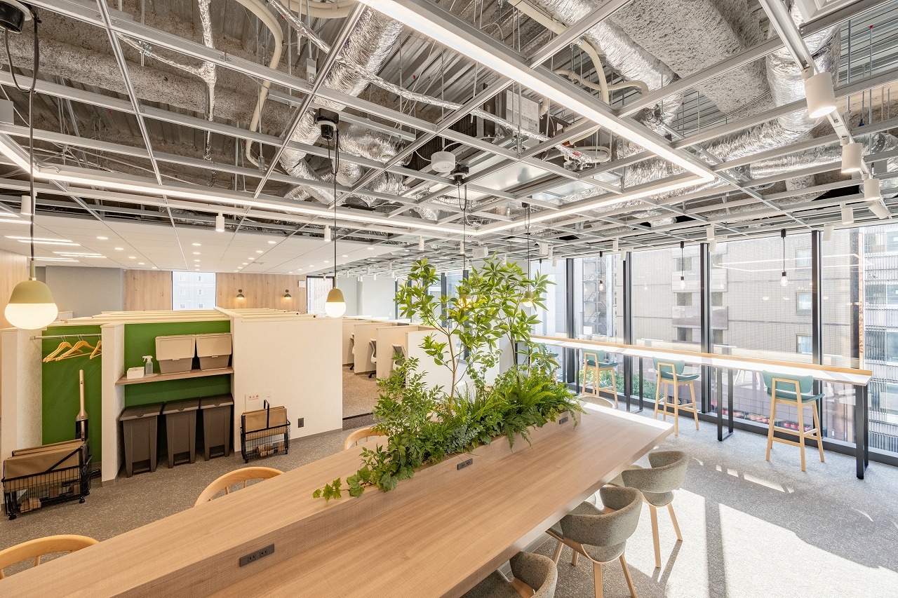 共有部_コワーキングスペース。カフェブースは食事・通話・WEB会議OKの作業スペースです。©bizcomfort