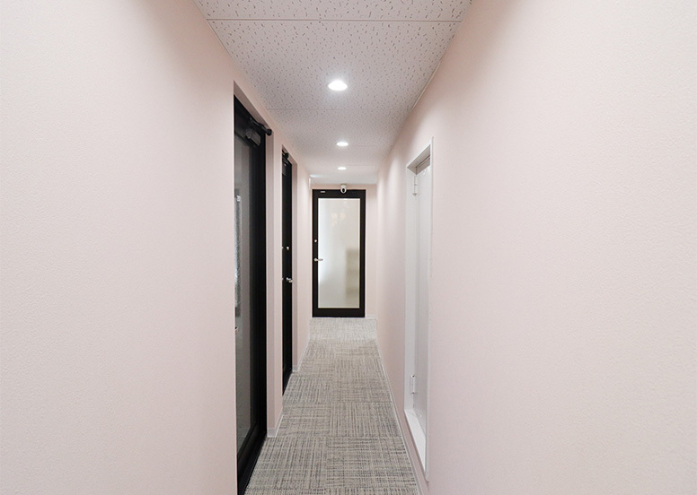 共有部_廊下。個室オフィスは施錠可能となっています。