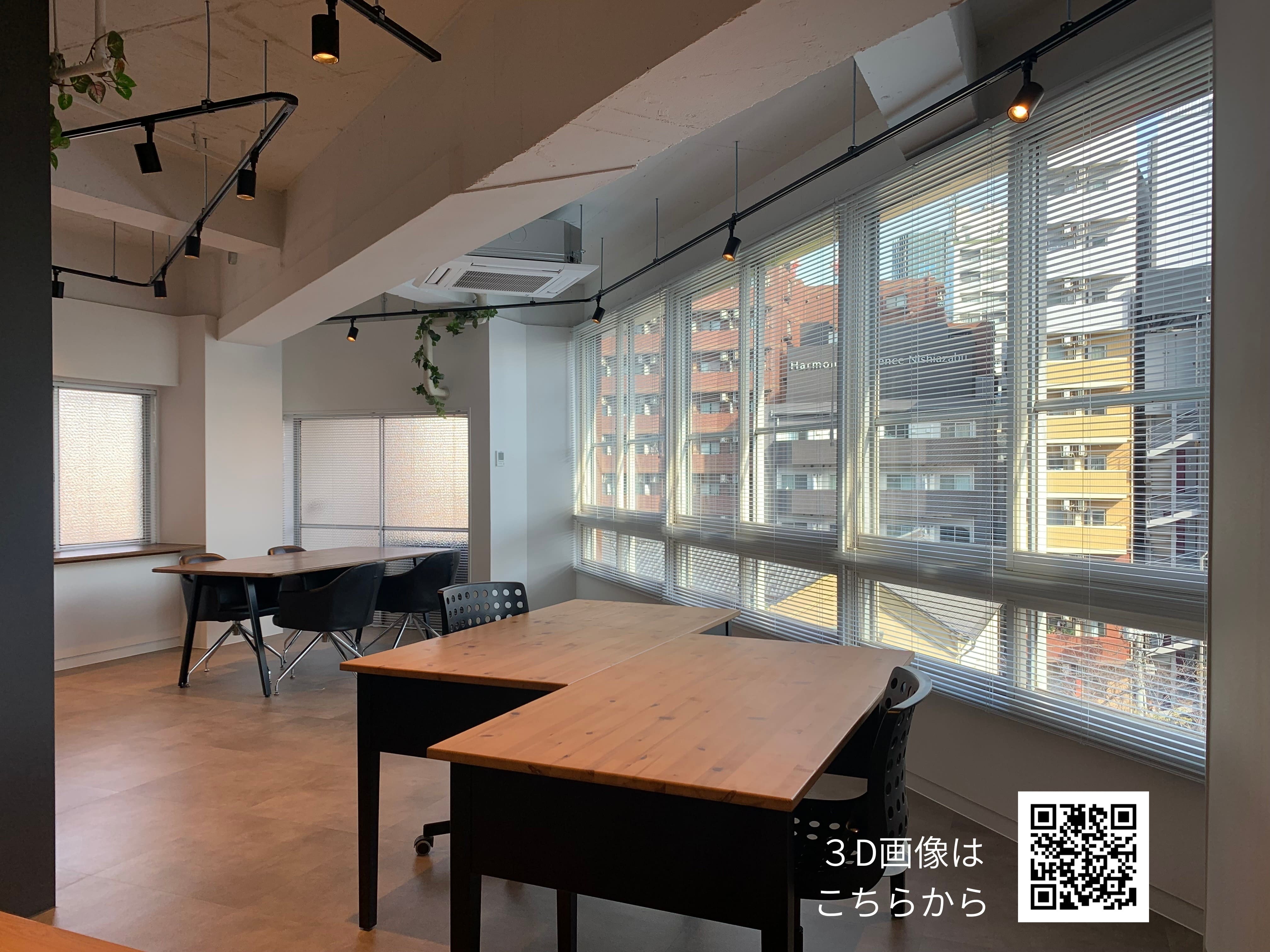 室内から六本木方面を見る