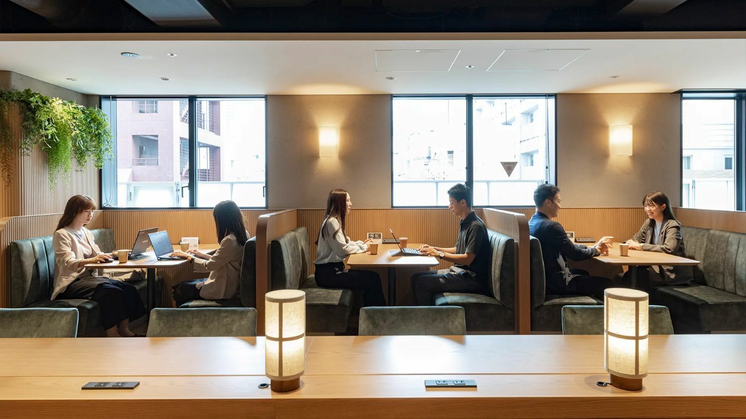 共有部_ラウンジ。グループワークや個人での作業、休憩にも対応したフレキシブルなスペースです。※画像はイメージです。ⒸH1O