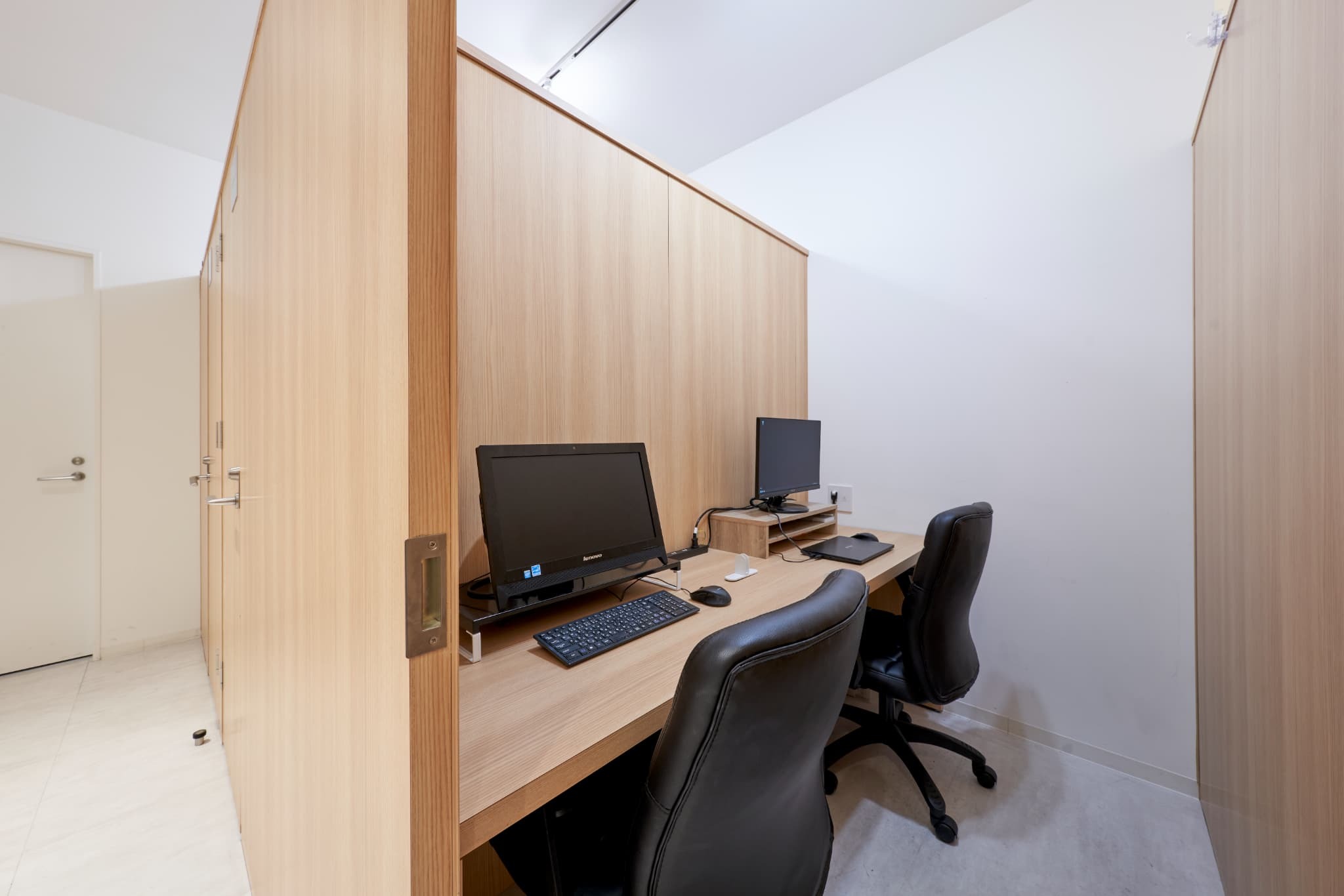 セミプライベートオフィス｜家具付き・半個室・24h利用可。鍵付き・半個室タイプのレンタルオフィスなので、コンパクトながら開放感がある点も魅力。手頃な価格で専有区画を持てるため、3〜4名での利用に最適です。