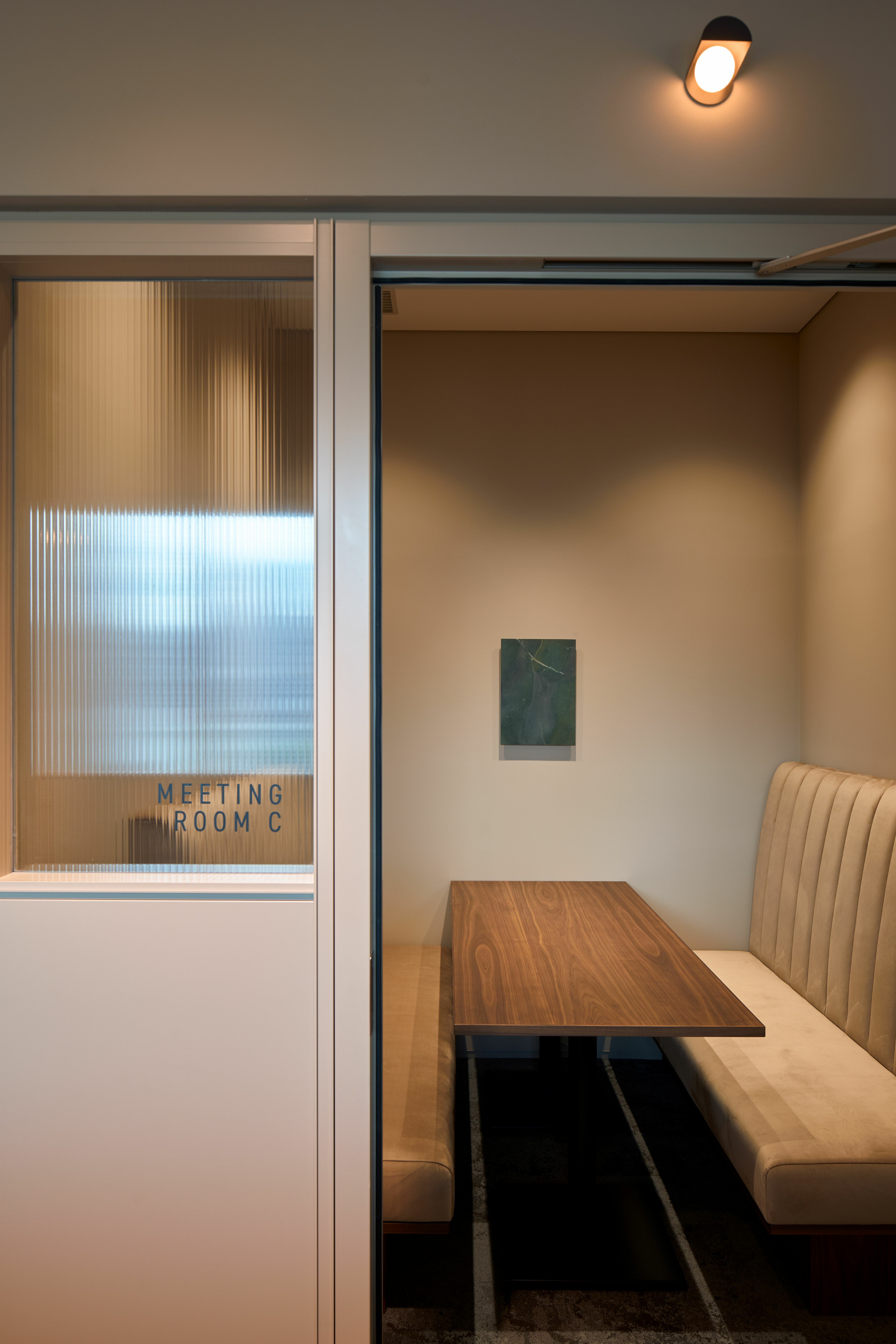 共用部_ミーティングルーム。外部からお客様を招いての商談の際にも利用できます。