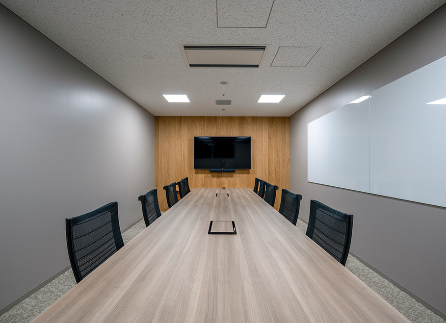 共有部_会議室。マイク・モニター付き会議室。ゲストを迎えての打ち合わせにも活用できます。