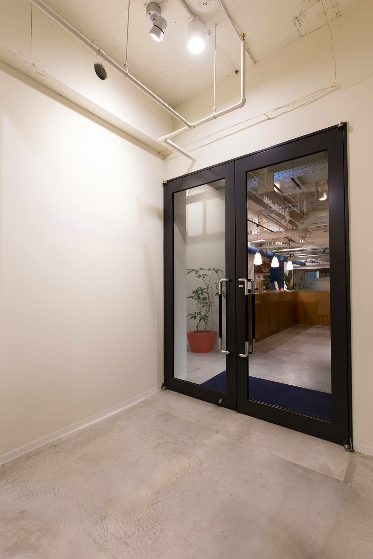 入り口_清潔感のあるエントランス。