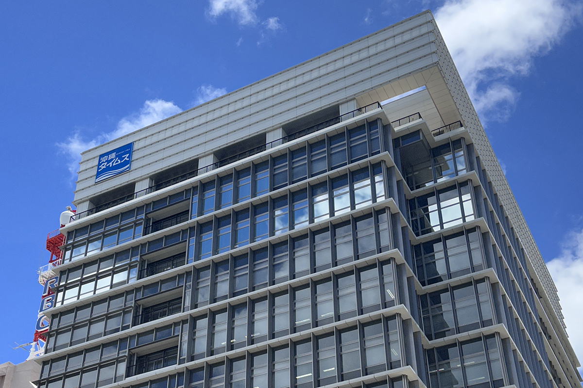 沖縄の中枢エリアに位置する、地方紙『沖縄タイムス』の本社ビルの２階にあるコワーキングスペースです。