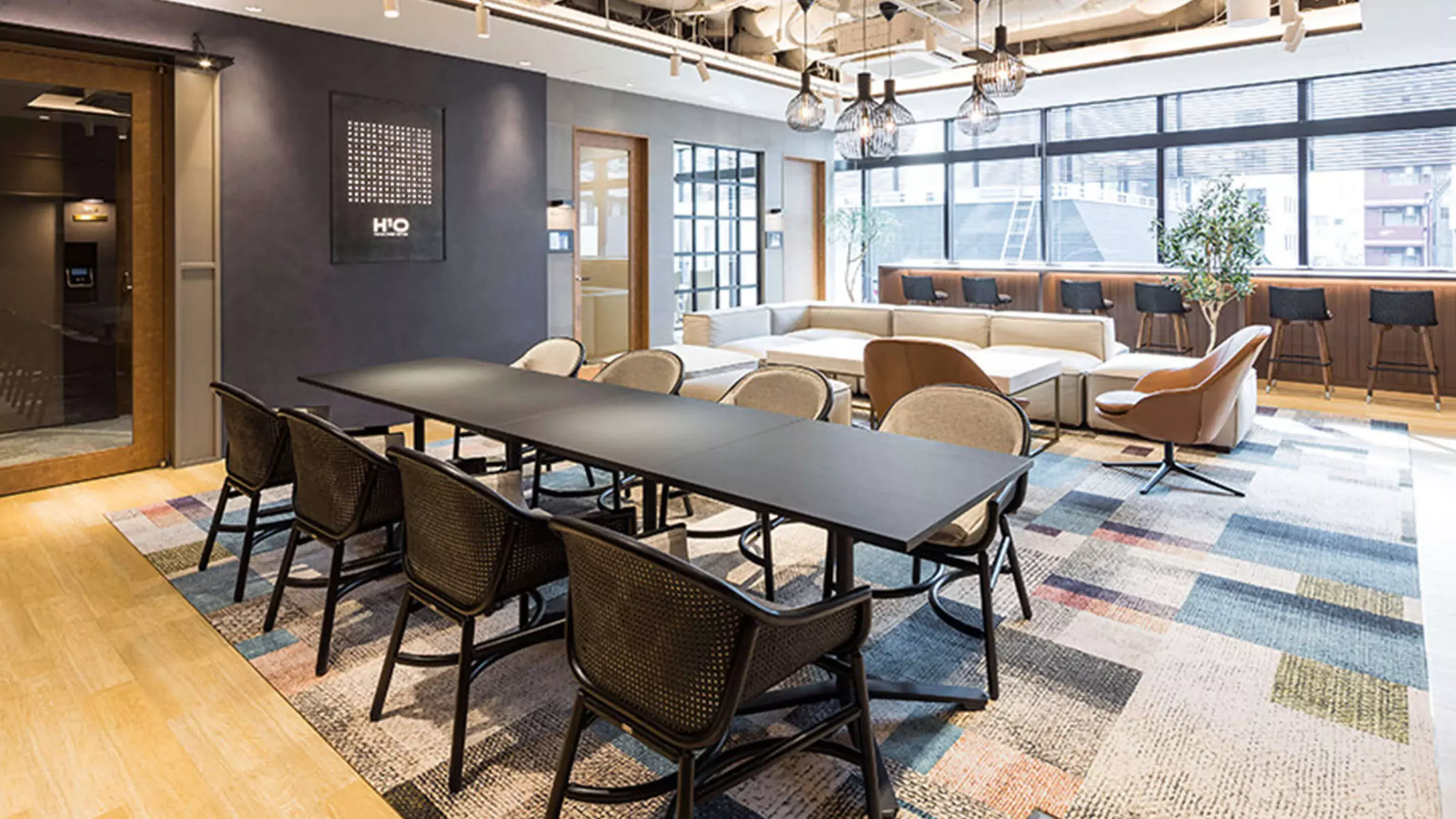 共有部_ラウンジ。グループワークや個人での作業、休憩にも対応したフレキシブルなスペースです。ⒸH1O