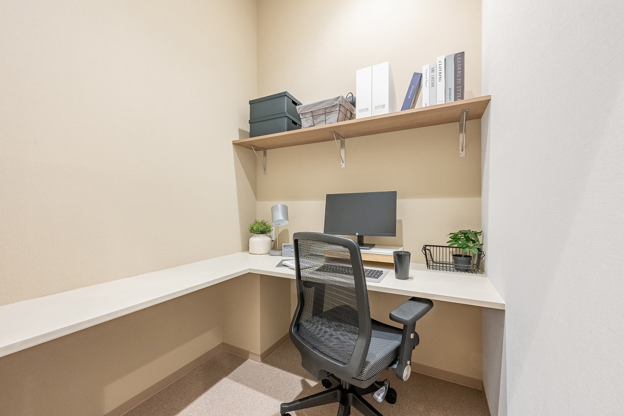 専有部_個室。家具付きです。©bizcomfort