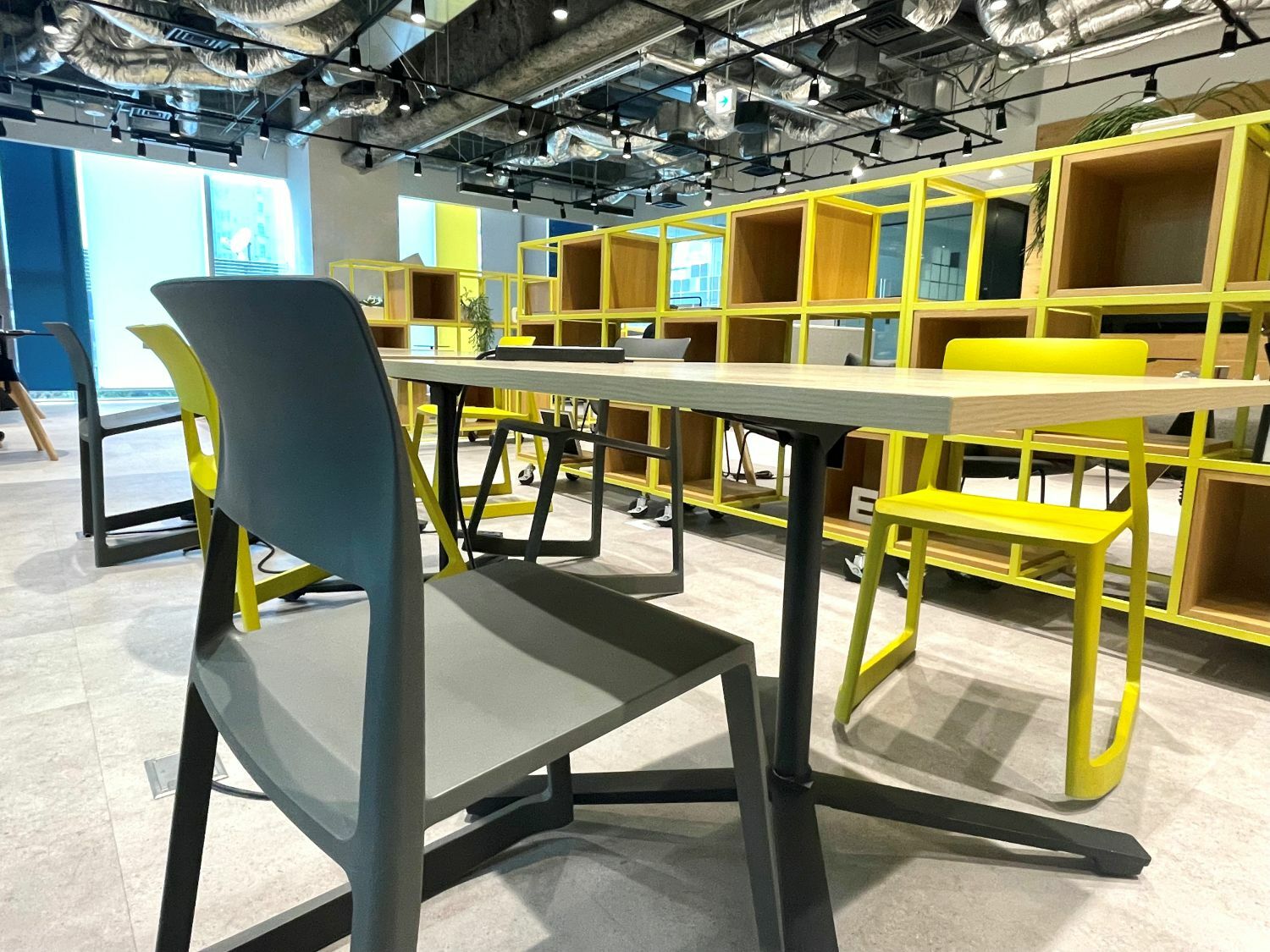 共有部_コワーキングスペース。自由な席で作業ができます。