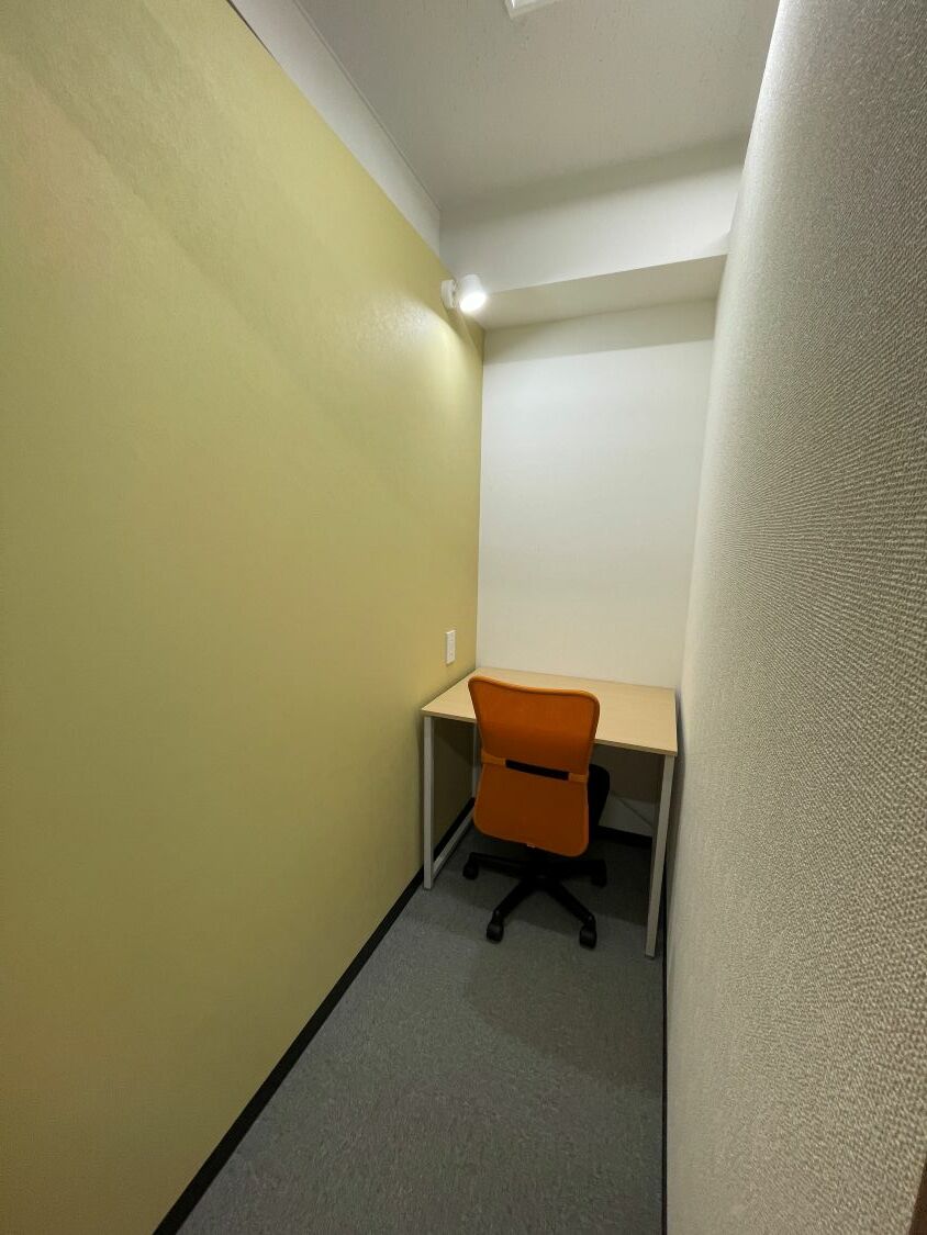 専有部_個室。家具、インターネット環境完備です。