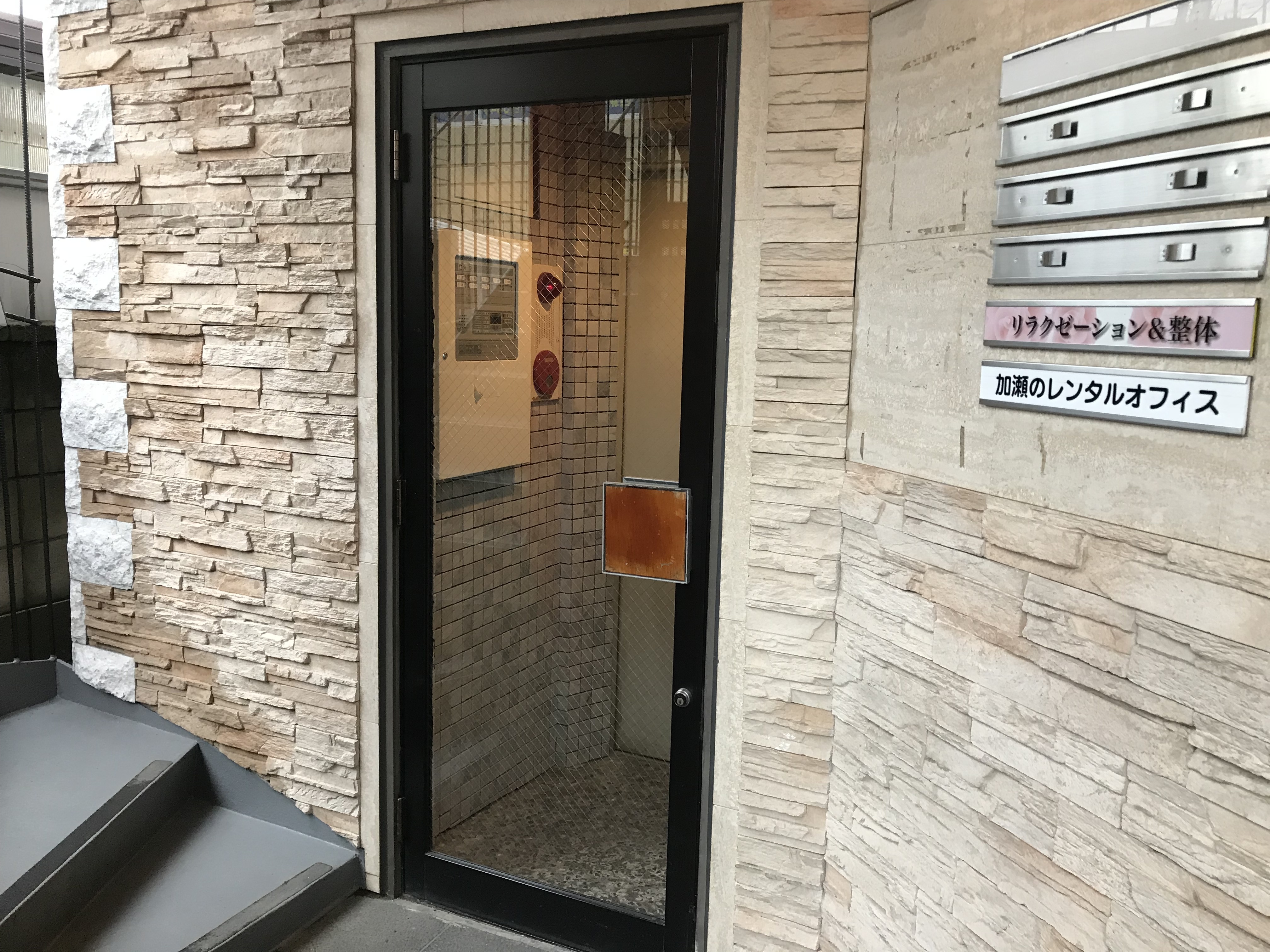 外観_建物の入り口部分です。デザイン性が高くおしゃれなデザインです。